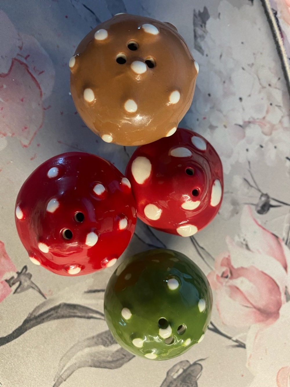 Mushroom salt and pepper skakers. Red, Green, Brown - - Picture 3 of 3